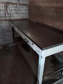 tavolo da lavoro in  ferro e acciaio 
