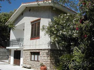 VILLETTA con GIARDINO a 200 mt dal mare