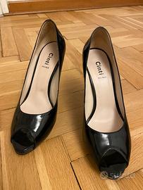 Scarpe taglia 40 vernice nera punta spuntata