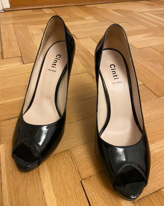 Scarpe taglia 40 vernice nera punta spuntata