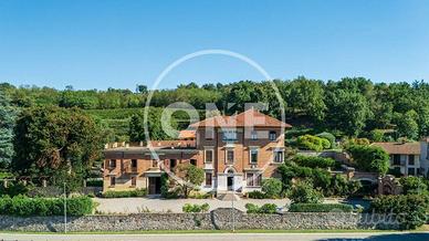 Villa di 1500 m² con più di 5 locali e box auto do