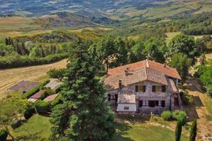 Rustico / Casale di 240 m² con più di 5 locali e b