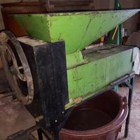 MACCHINA PER MACINARE L'UVA