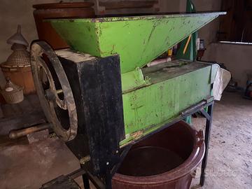 MACCHINA PER MACINARE L'UVA