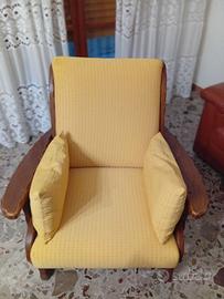 Due poltrone in legno