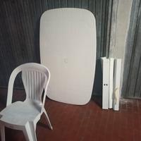 Tavolo di plastica da esterno più 8 sedie 
