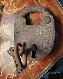 Antico lucchetto in ferro battuto 