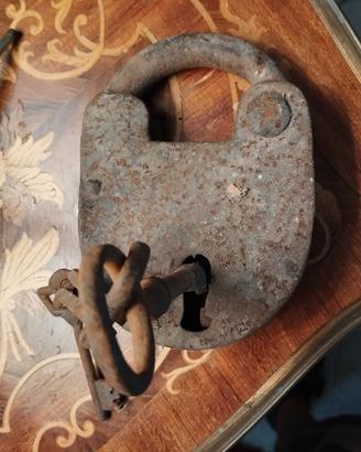 Antico lucchetto in ferro battuto 