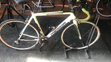 Bici corsa Merida scultura