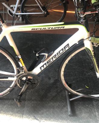 Bici corsa Merida scultura