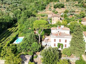 Villa di 380 m² con 5 locali e box auto a Arezzo