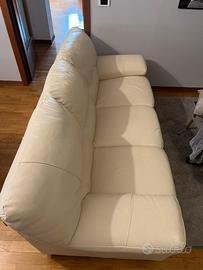 Divano in vera pella color panna.