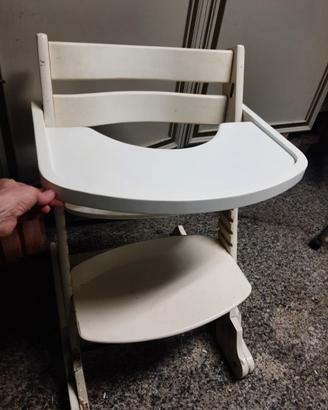 Seggiolone simile al modello Stokke con vassoio