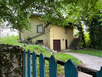 Casa singola anni 80 con 5000mq bosco