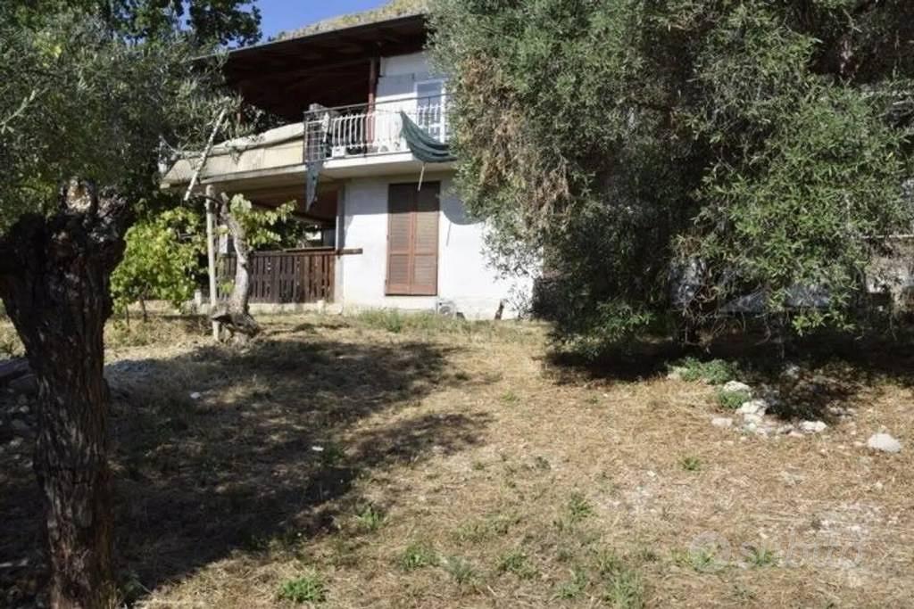 Rustico / Casale di 240 m² con più di 5 locali a F - Vista 4