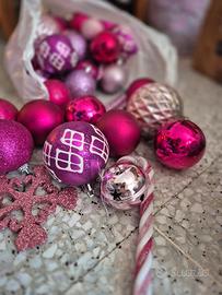 Palline rosa fucsia e addobbi per albero di natale
