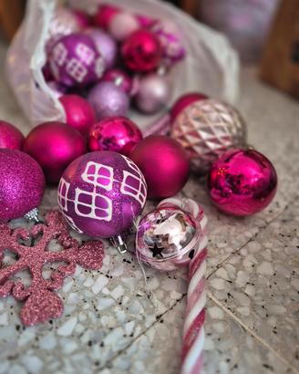 Palline rosa fucsia e addobbi per albero di natale