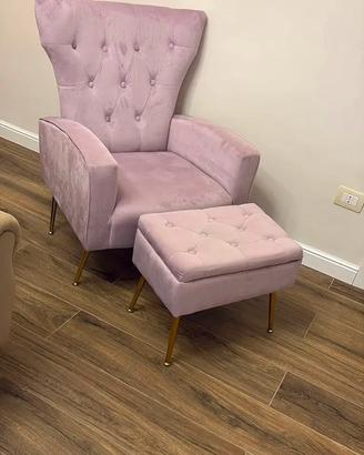 Poltrona in velluto rosa con pouf poggiapiedi