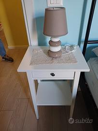 comodine in legno bianco 