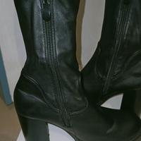 Stivale alto sintetico con cerniera e tacco medio 