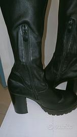 Stivale alto sintetico con cerniera e tacco medio 