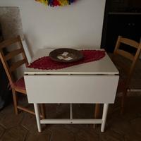 Tavolo modulare in￼legno con sedie in legno