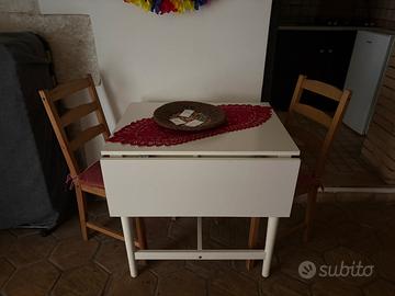 Tavolo modulare in￼legno con sedie in legno