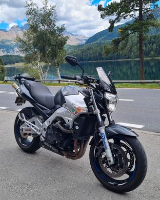 SUZUKI GSR 600