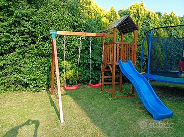 Gioco da esterno con scivolo e 2 altalene