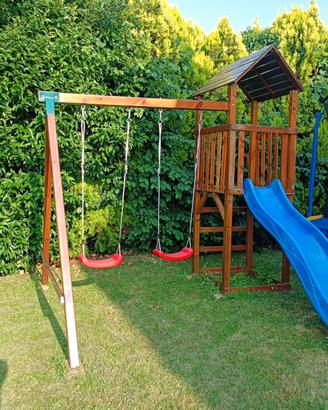 Gioco da esterno con scivolo e 2 altalene