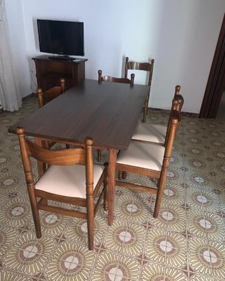 tavolo con 6 sedie in legno