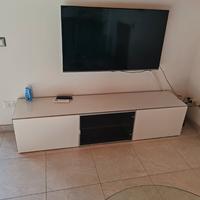 Soggiorno con tavolo e divano