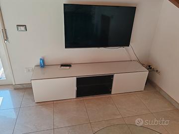 Soggiorno con tavolo e divano