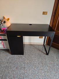 Scrivania nera moderna con passacavi