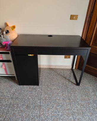 Scrivania nera moderna con passacavi