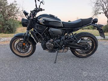 Yamaha XSR 700 Black cerchi oro