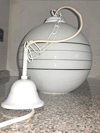 Lampadario a sfera bianco con righe nere 
