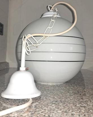 Lampadario a sfera bianco con righe nere 