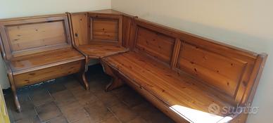 cassapanca angolare  in legno con vani contenitore