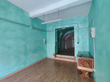 Piazza obelisco- locale commerciale-tagliacozzo