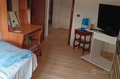 Stanza in contesto indipendente a due carrare