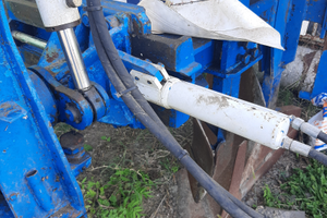 Aratro monovomere con spostamento idraulico