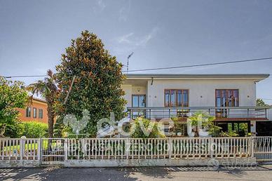 Villa di 300 m² con 5 locali e box auto a Legnago