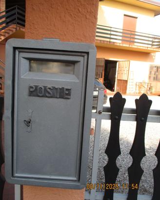 vecchia cassetta per lettere in alluminio