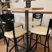 Tavoli alti con sgabelli