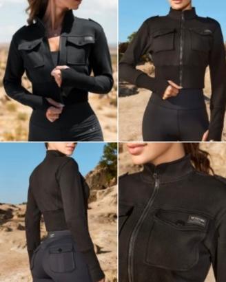 Giacca nera corta in vita con tasche e zip