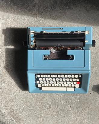 Macchina da scrivere Olivetti Studio 46 azzurra