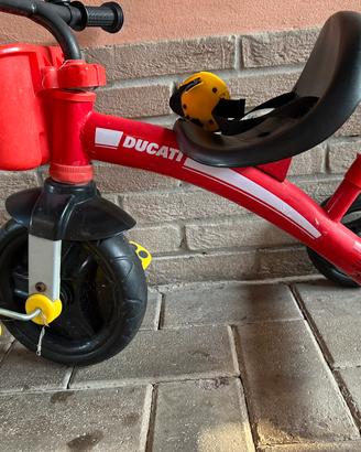 Triciclo Ducati con pedali