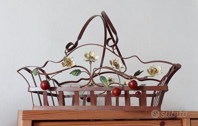Cestino metallo ciliegie e fiori country chic