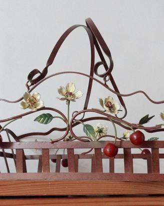 Cestino metallo ciliegie e fiori country chic